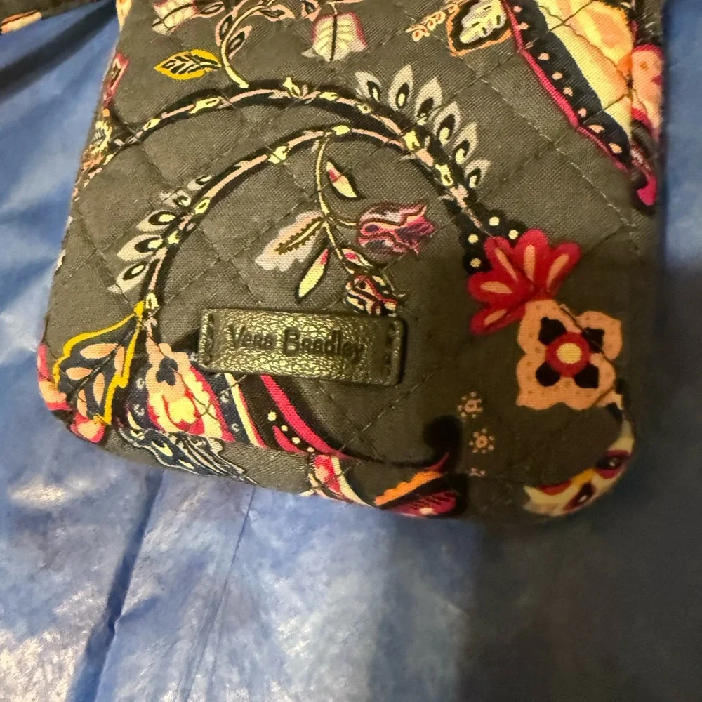 Vera Bradley blue Paisley crossbody bag for phone. - Picture 2 of 6